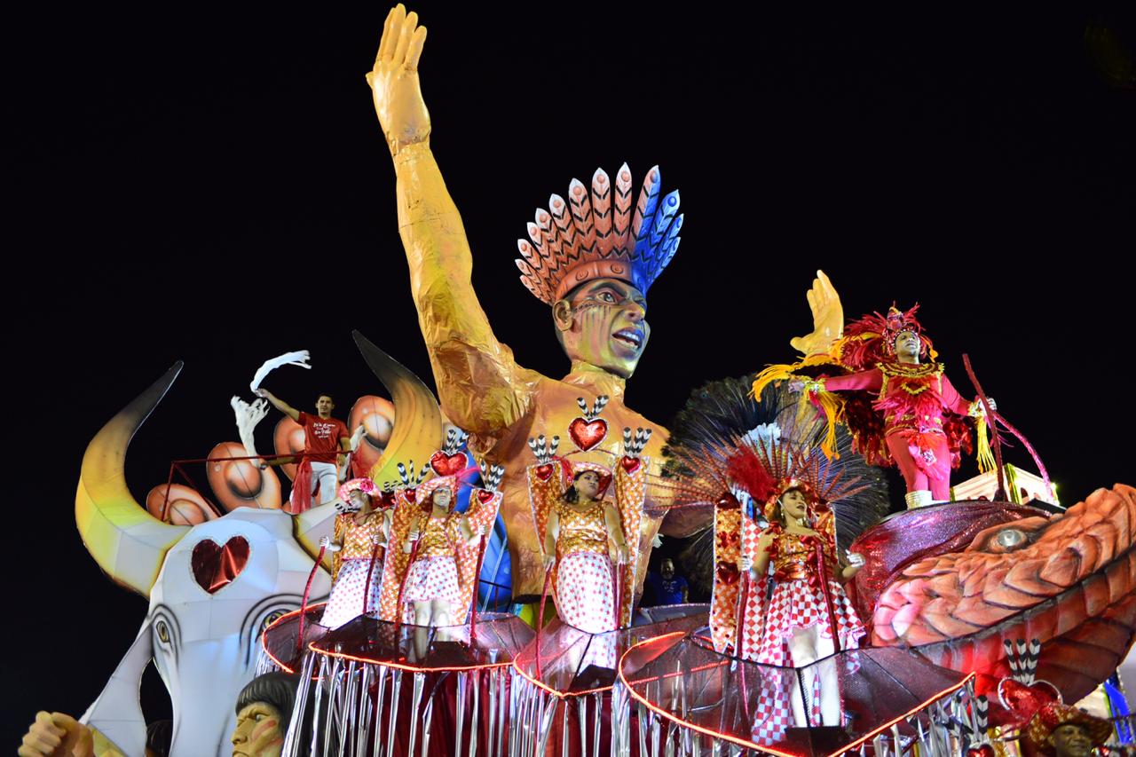 Luta contra preconceito, homenagens e busca pela riqueza e sorte marcam os desfiles das escolas de samba do grupo especial de Manaus