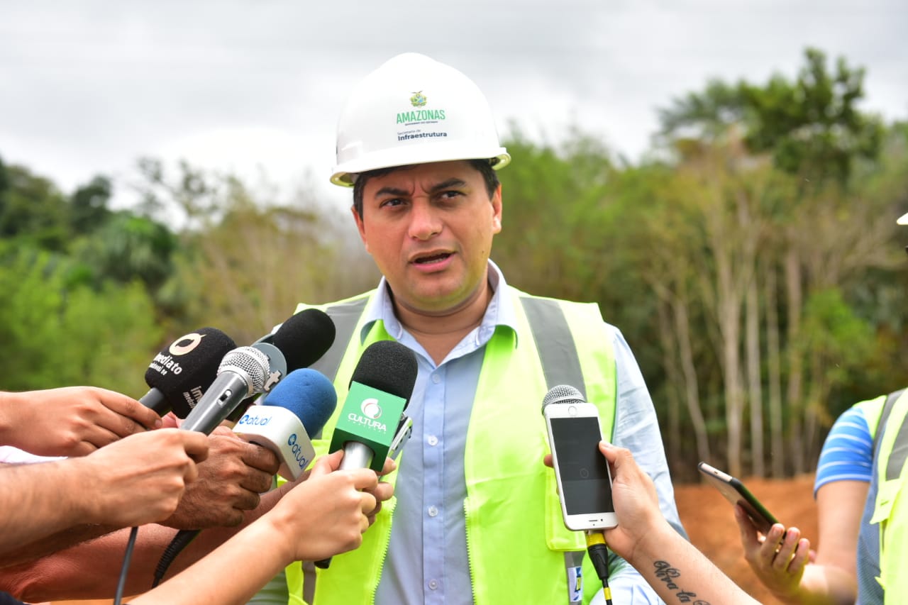 Wilson Lima assina ordem de serviço para recuperar estrada, inspeciona obras e reinaugura terminal turístico fluvial, na RMM