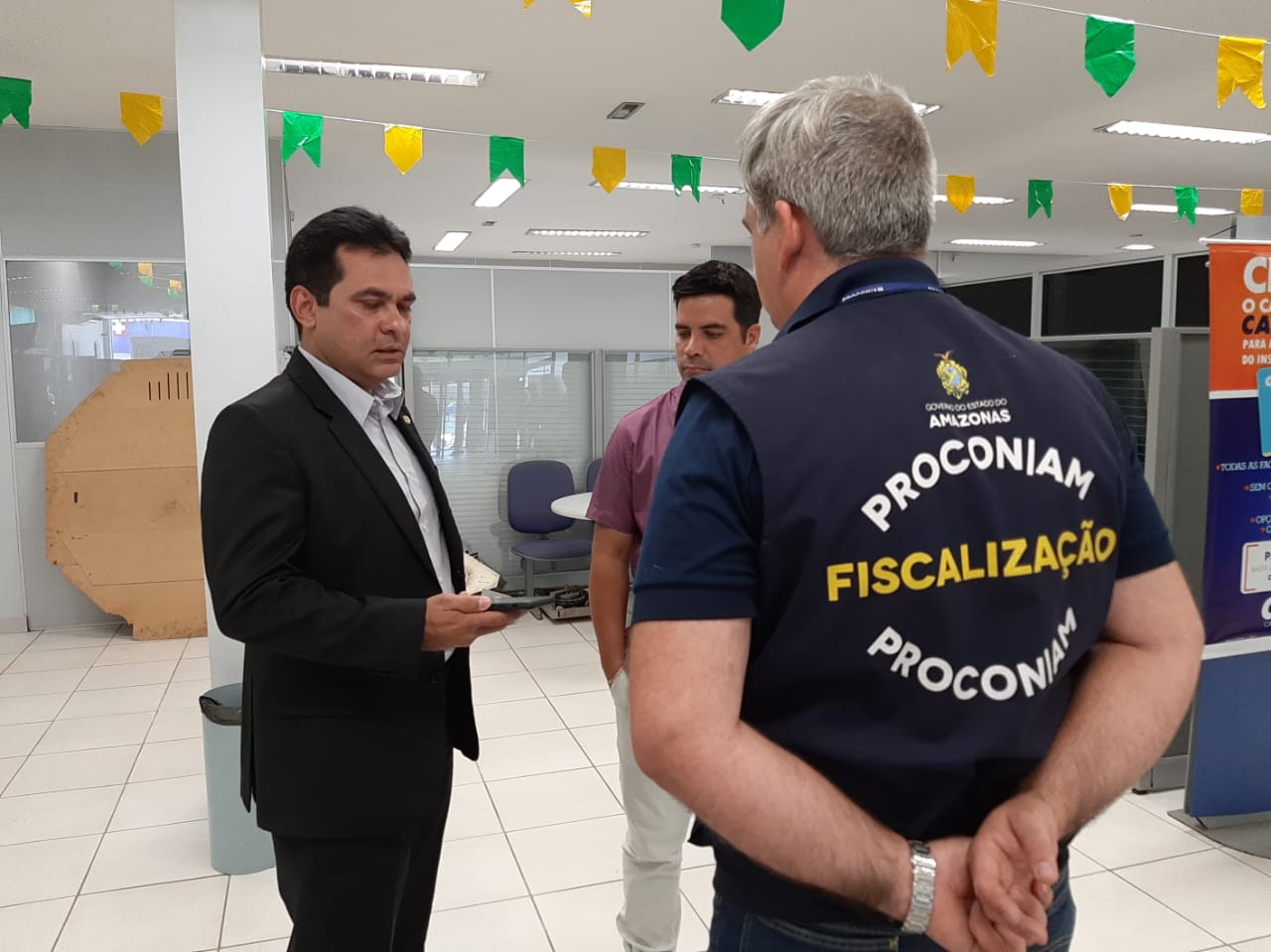 Blitz do Consumidor realiza fiscalização em agência da Caixa Econômica de Manacapuru