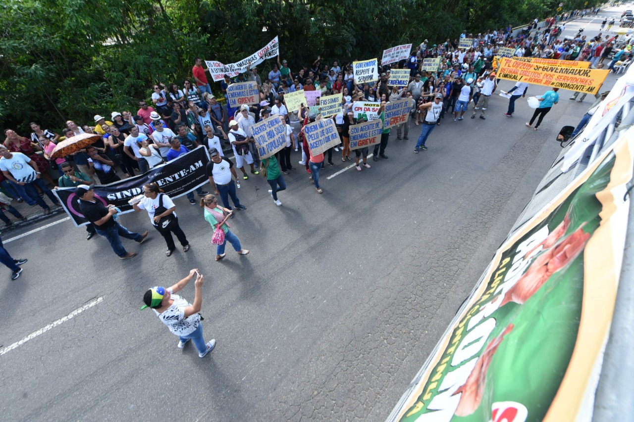 Esvaziado, ato em frente à sede do Governo conta com sindicalistas e até servidores da Prefeitura