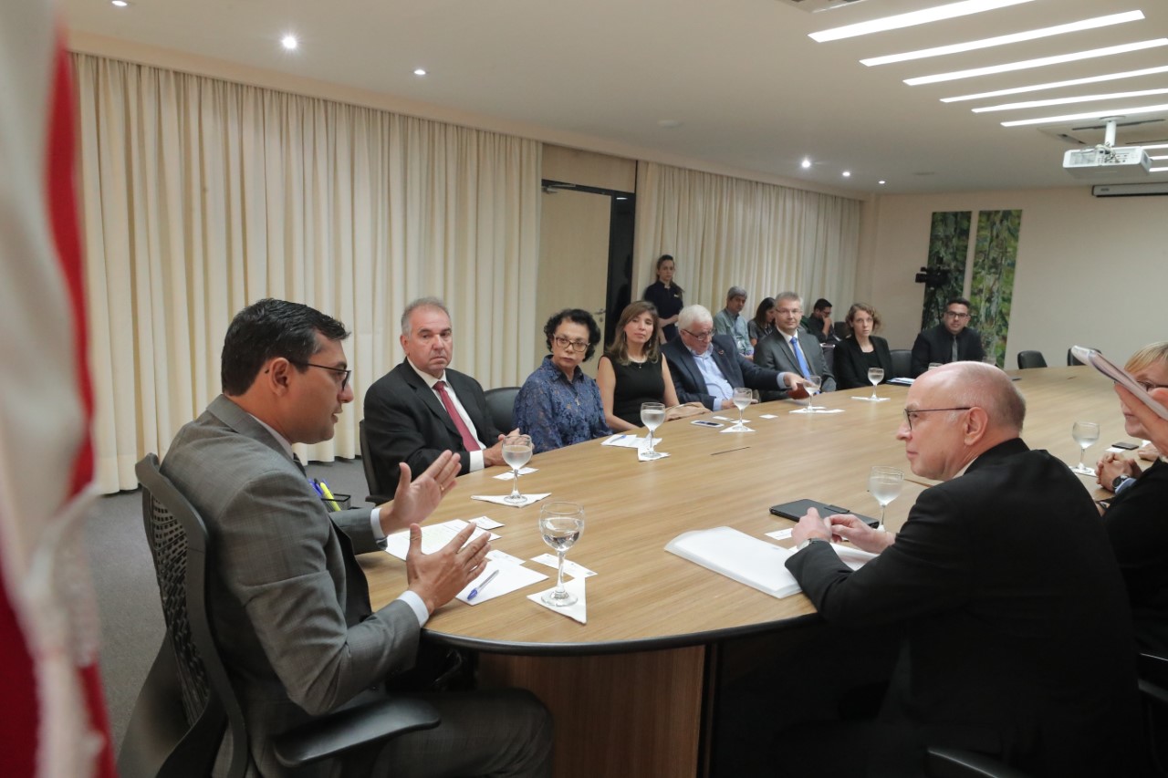 Wilson Lima discute Fundo Amazônia e bioeconomia com delegação alemã que visita o Amazonas