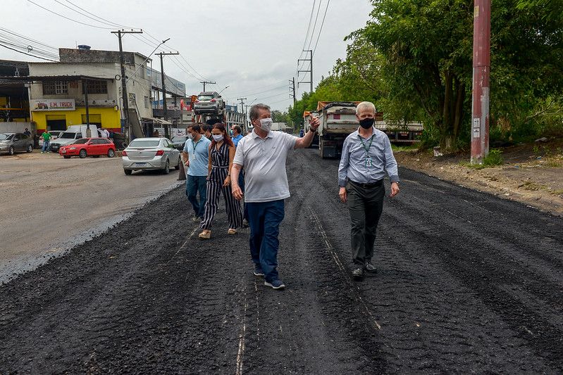 Prefeito Arthur Neto vistoria obras de recuperação viária e paisagismo no Distrito Industrial