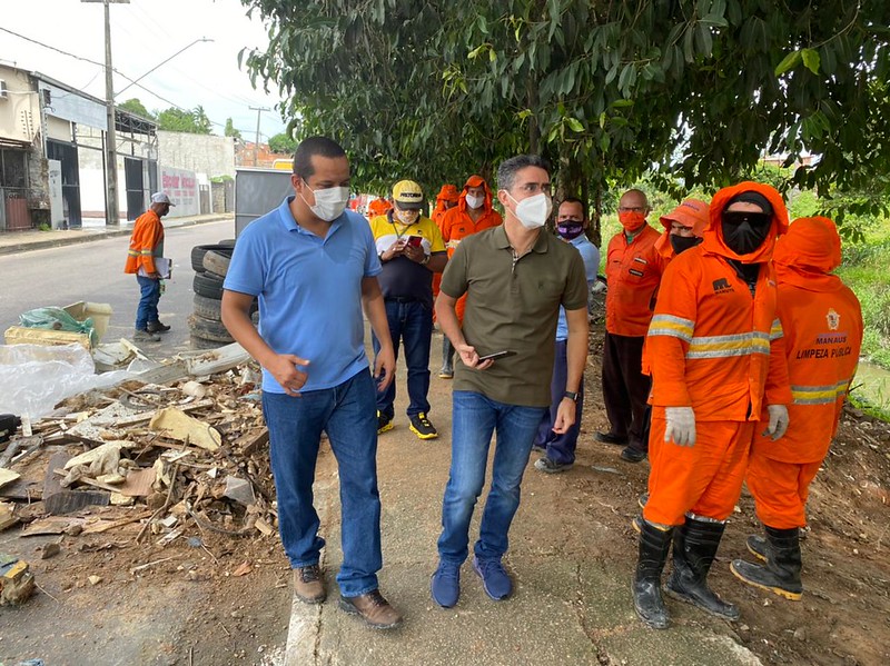 David Almeida e Marcos Rotta fiscalizam obras emergenciais em Manaus