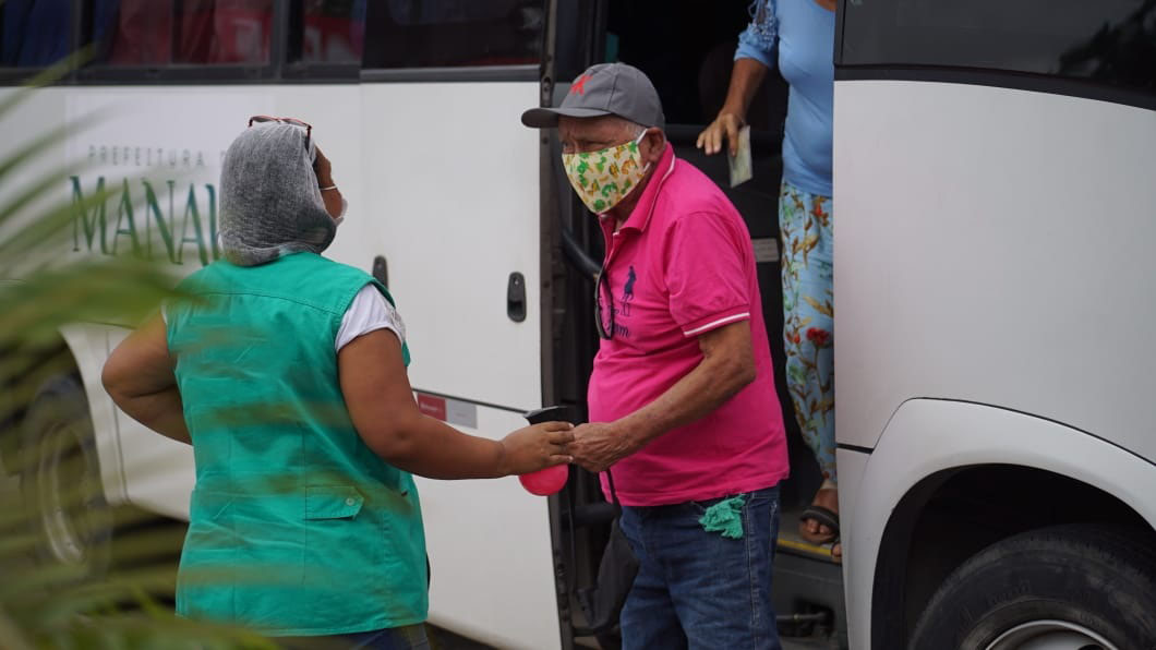 Distrito de Saúde Leste leva idosos com dificuldade de transporte para se vacinar contra a Covid-19