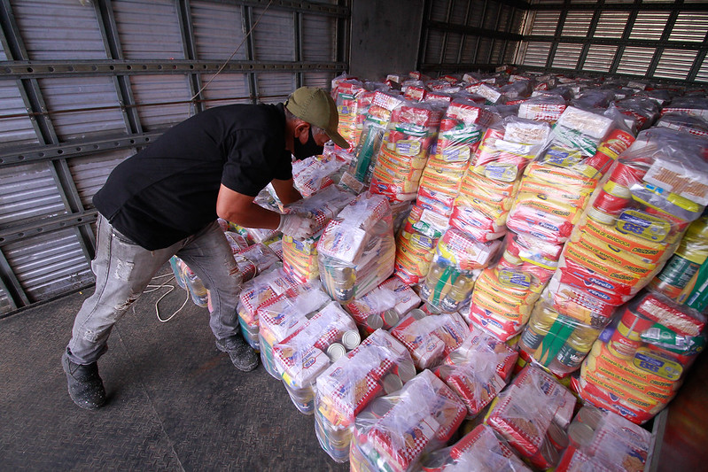 Prefeitura de Manaus entrega cestas de alimentos às famílias atingidas pela cheia no bairro Educandos