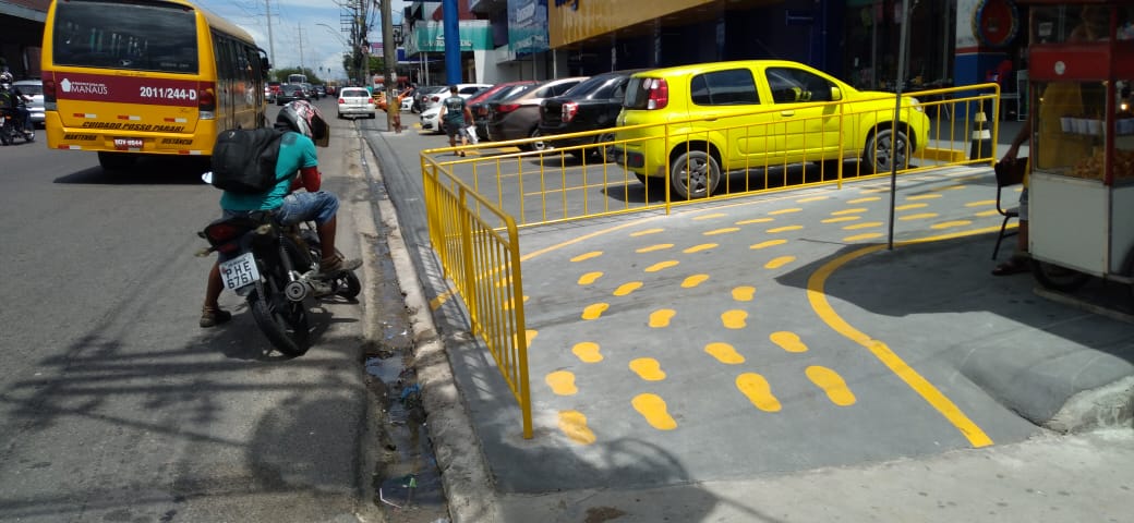 Prefeitura retira obstrução com gradil instalado no meio da rua na Autaz Mirim