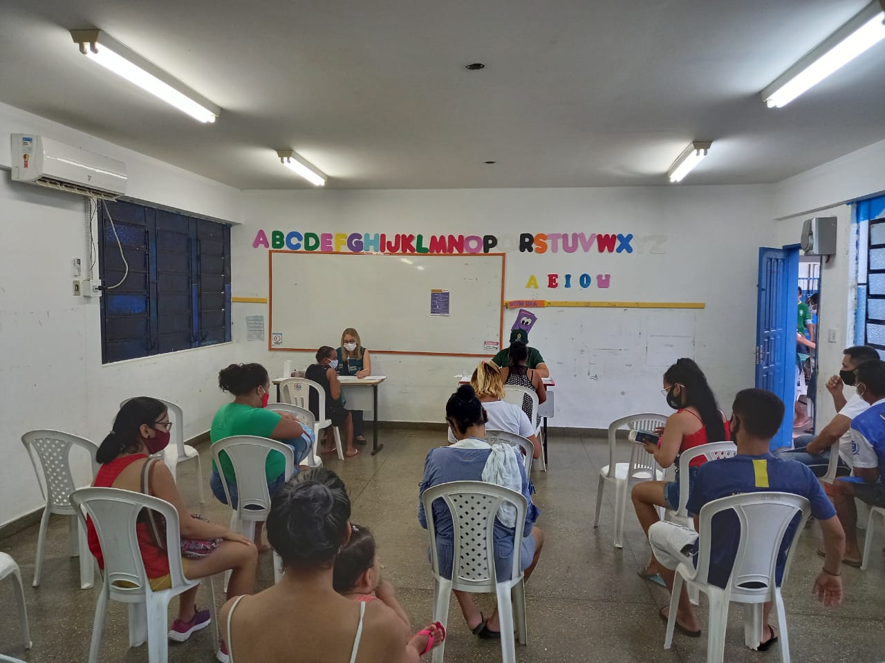 Prefeitura de Manaus entrega cestas básicas para famílias do Mauazinho atingidas pela cheia