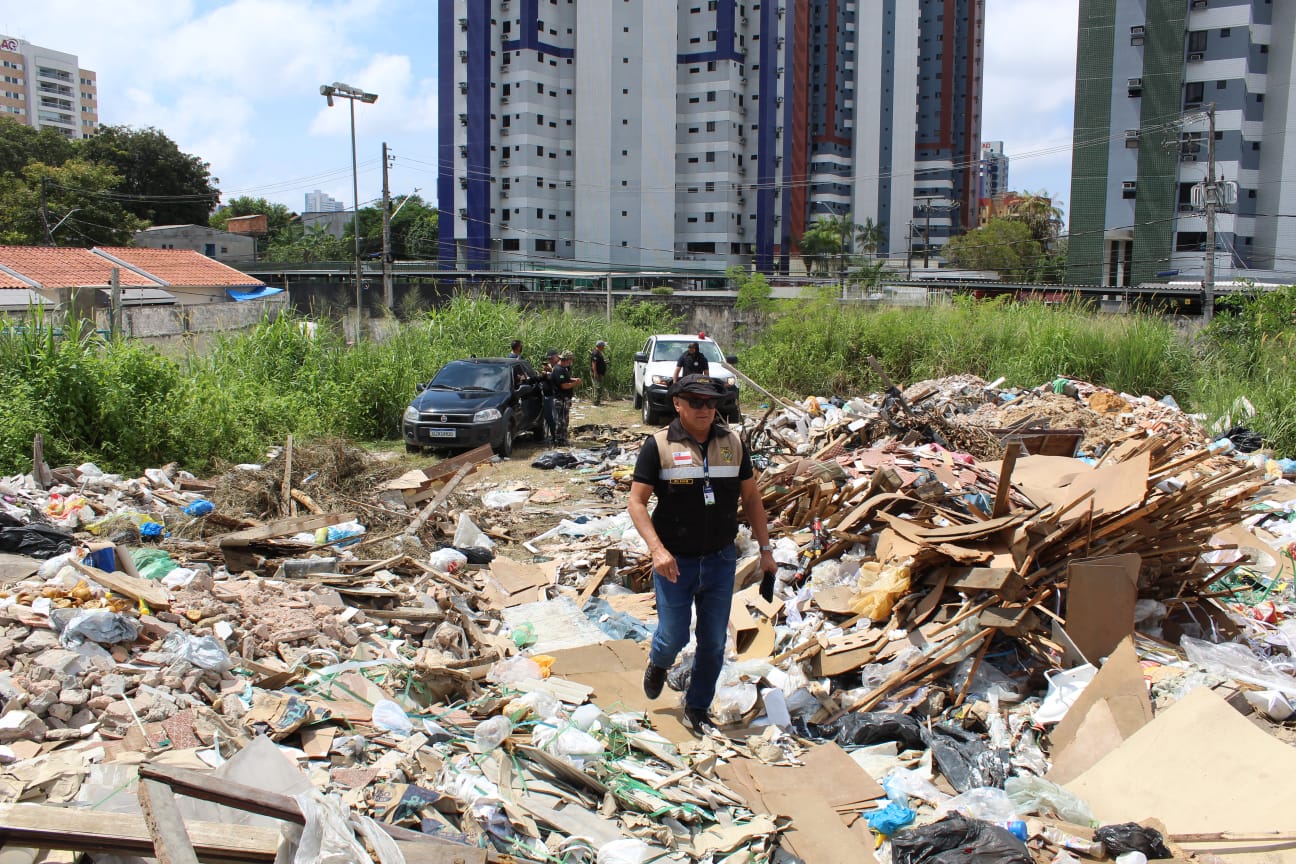 Prefeitura de Manaus aplica multa em proprietário de terreno por descarte irregular de resíduos