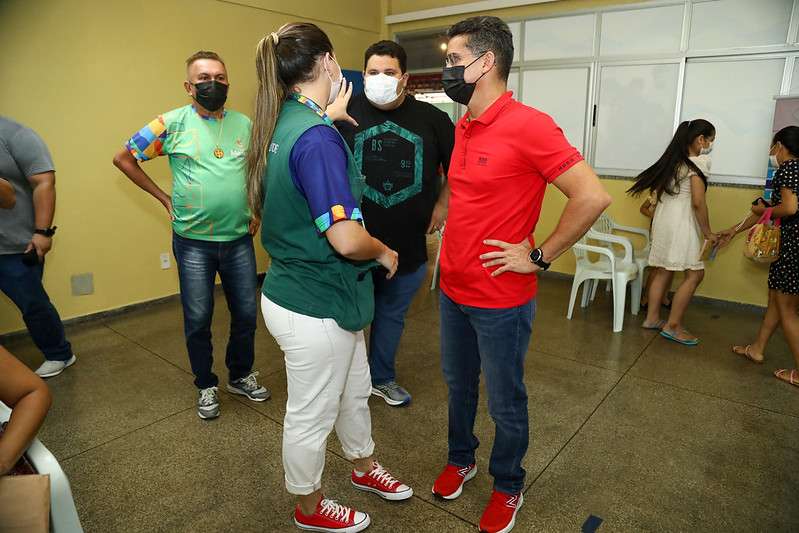 Prefeito David Almeida fiscaliza centro municipal de testagem e posto de vacinação contra a Covid-19