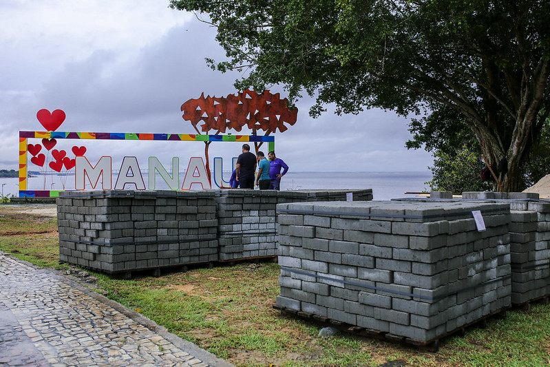 Piso acessível começa a ser construído pela Prefeitura de Manaus para letreiro turístico da Ponta Negra