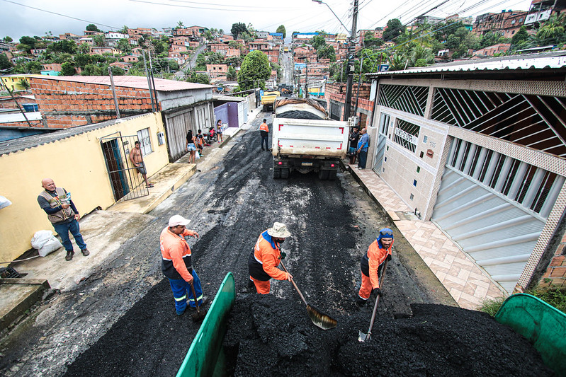 Prefeitura de Manaus faz recapeamento asfáltico no bairro Cidade de Deus