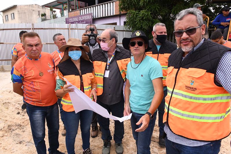 Prefeito David Almeida enfatiza importância de garantir  dignidade à população, durante vistoria de obras na zona Norte