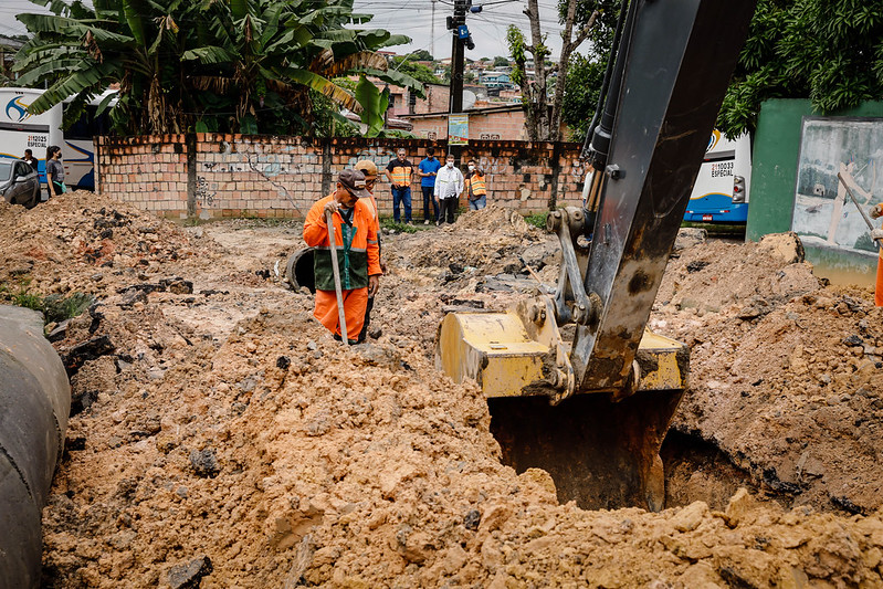 Prefeitura implanta 350 metros de drenagem profunda no bairro Gilberto Mestrinho