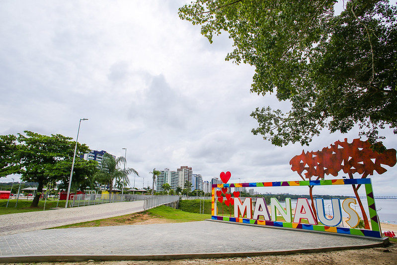 Letreiro turístico instagramável da Prefeitura de Manaus ganha piso acessível na Ponta Negra