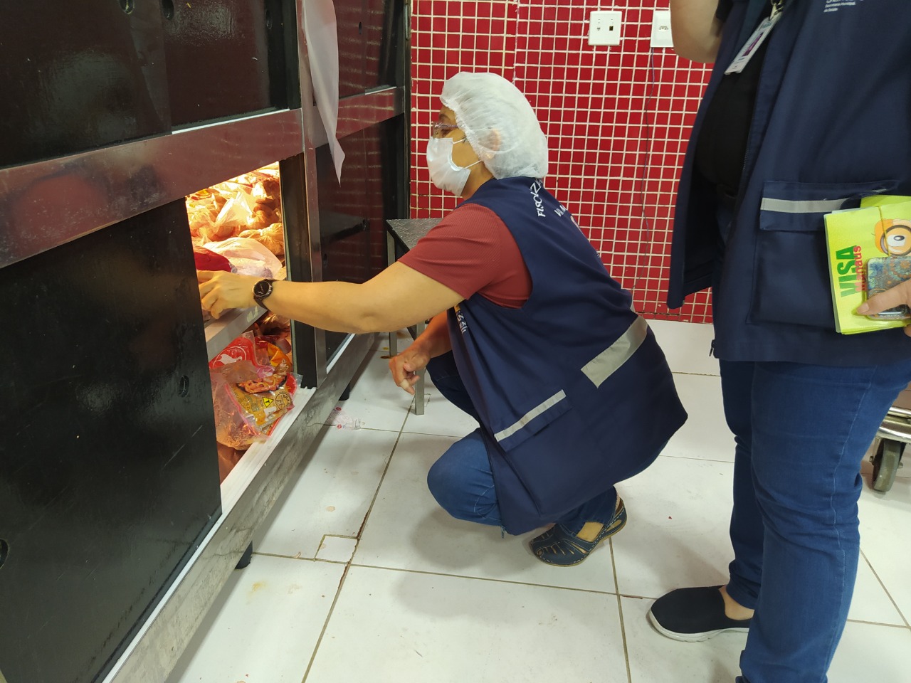 Visa Manaus apreende mais de 27 kg de frios fora da validade em mais uma etapa da ‘Mercado Seguro’
