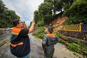 Prefeitura atua de forma emergencial em deslizamento de terra na avenida Mário Ypiranga nesta sexta-feira