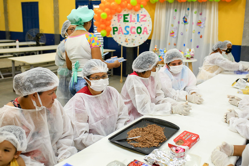 Prefeitura realiza oficina de ‘Pirulitos de Chocolate’ para mulheres em situação de vulnerabilidade
