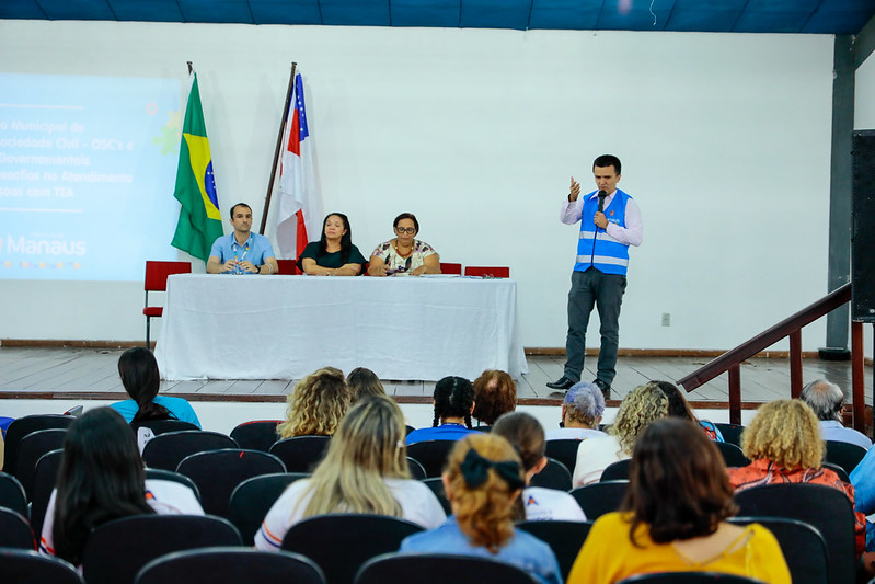 Prefeitura realiza encontro com entidades da sociedade civil voltadas para autistas