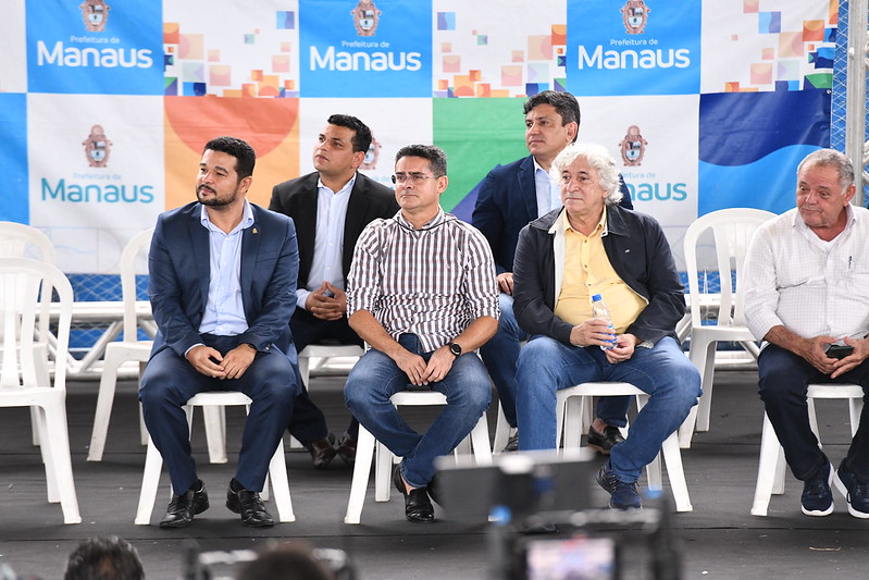 Prefeito David Almeida entrega mais 400 registros de imóveis e beneficia famílias da zona Leste