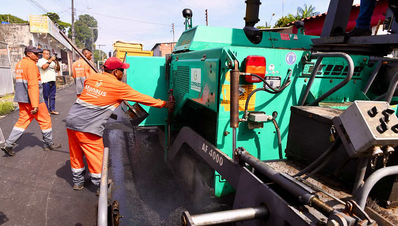 Prefeito David Almeida fiscaliza serviços de infraestrutura em diferentes zonas da cidade