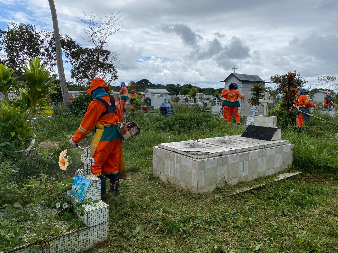 Prefeitura reforça limpeza nos cemitérios de Manaus para o Dia das Mães