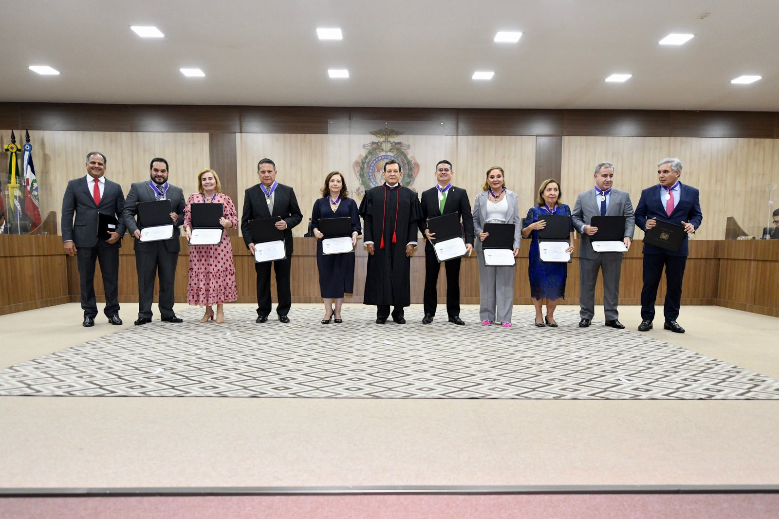 Prefeito David Almeida recebe ‘Medalha do Mérito Eleitoral’ do TRE-AM