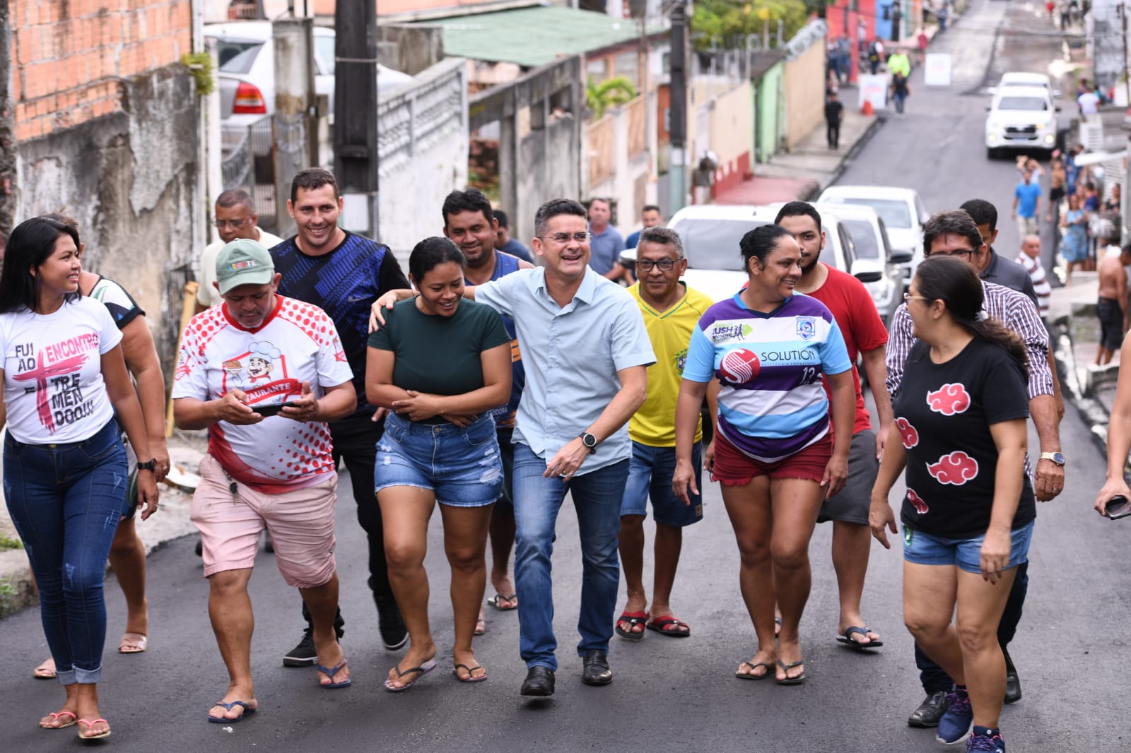 Prefeito David Almeida vistoria serviço de recuperação asfáltica no bairro Redenção