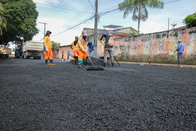 Prefeitura aplica 30 toneladas de massa asfáltica no bairro São Francisco