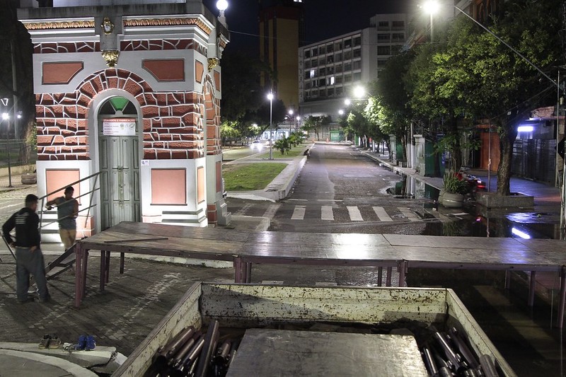 Prefeitura instala pontes na avenida Eduardo Ribeiro e garante acesso à via