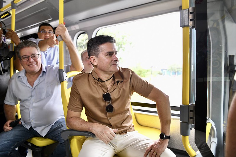 Prefeito David Almeida vistoria 14 novos ônibus que entram na frota a partir de segunda, 27/6