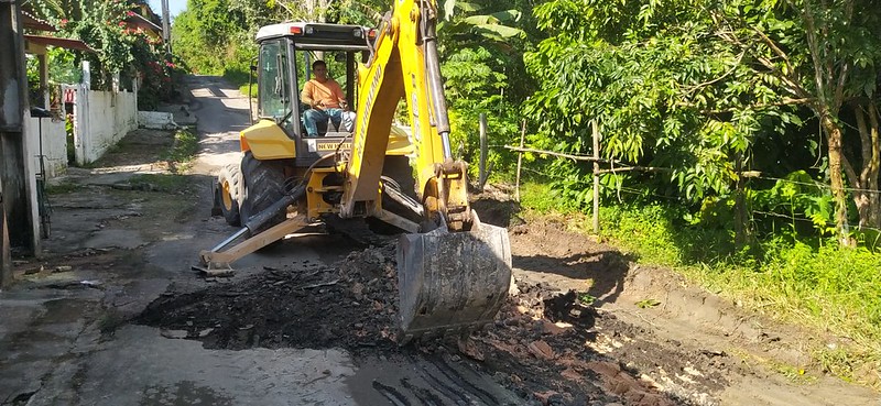 Prefeitura recupera via de acesso a comércio no bairro Puraquequara