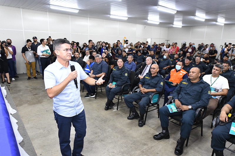 Prefeito David Almeida entrega certificados a guardas municipais que participaram de curso para o uso de armas letais