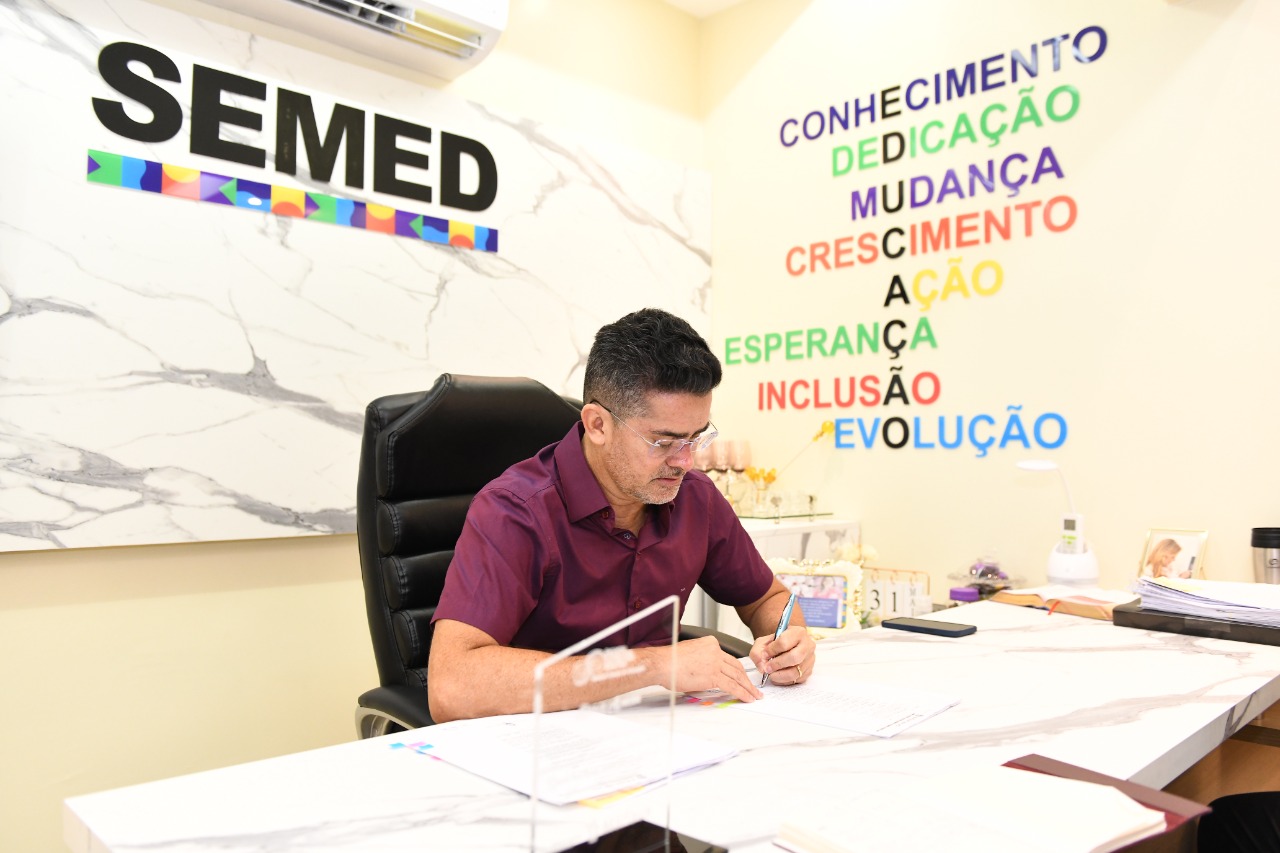 Prefeito David Almeida assina 250 progressões de profissionais da Semed