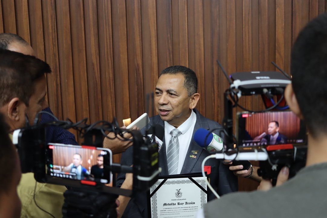 Prefeito Anderson Sousa recebe Medalha Ruy Araújo na Assembleia Legislativa do Amazonas