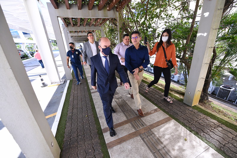 Prefeito David Almeida apresenta projeto para implantação de passarela em frente ao TCE