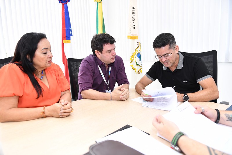 Prefeito David Almeida assina reajuste de 11,73% para servidores da Semsa e convoca 50 médicos aprovados