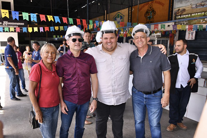 Prefeito David Almeida vistoria revitalização das feiras do São Francisco e da Raiz, na zona Sul