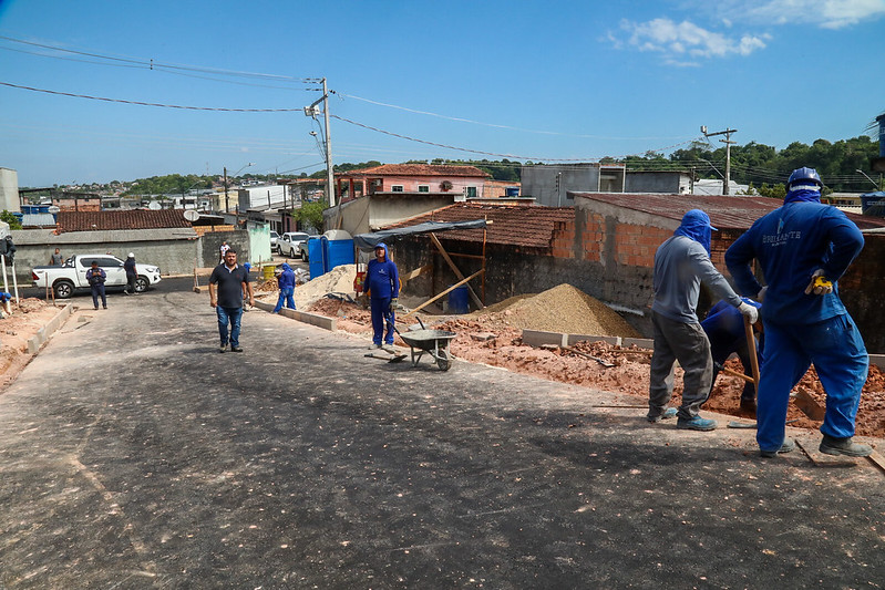 Prefeito David Almeida vistoria ações de recuperação viária na zona Centro-Oeste e Norte de Manaus