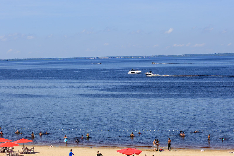 Prefeitura de Manaus alerta para distanciamento de embarcações na praia da Ponta Negra e reforça medidas de segurança