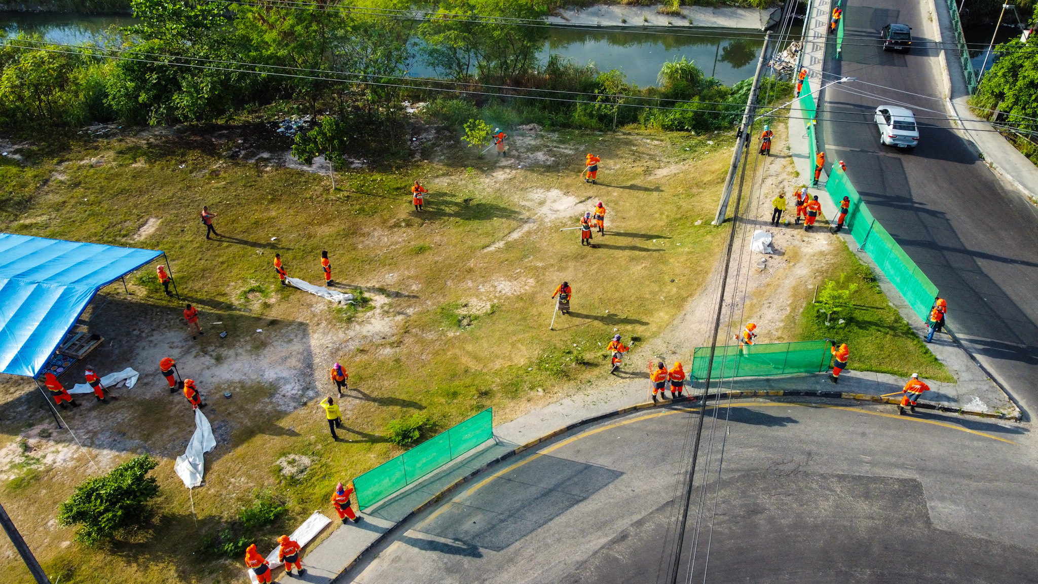 Prefeitura de Manaus realiza grande ação de limpeza na alameda Alphaville