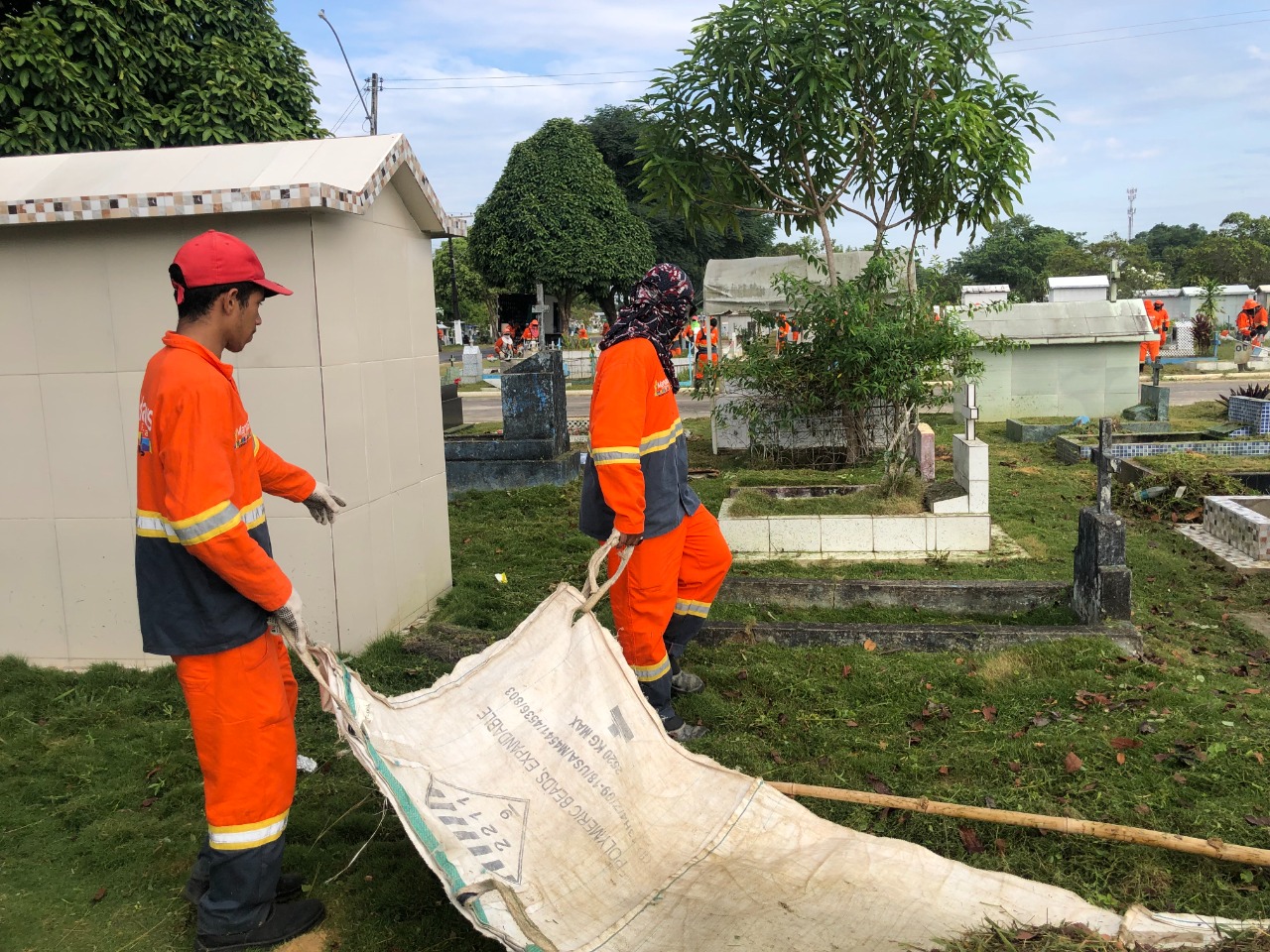 Prefeitura reforça limpeza nos cemitérios de Manaus para o Dia dos Pais