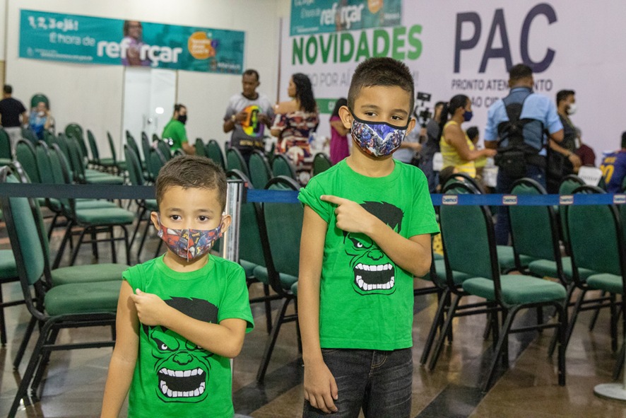 Pais comemoram liberação da vacina contra a Covid para crianças de 3 e 4 anos em Manaus