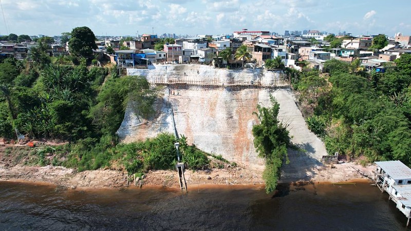 Equipes de obras da Prefeitura de Manaus utilizam técnicas de rapel para conter erosão