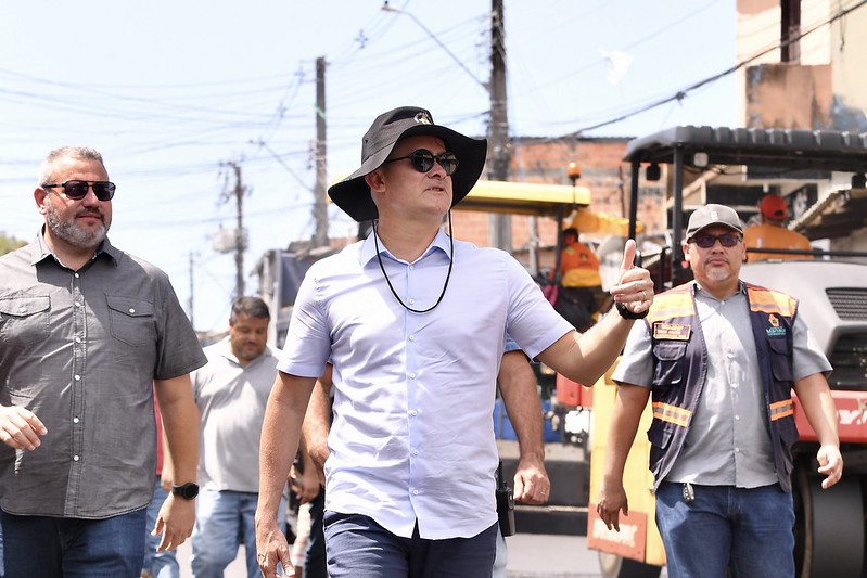 Prefeito David Almeida fiscaliza obras de contenção de erosão na zona Norte
