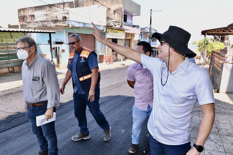 Prefeito David Almeida fiscaliza três frentes de obras de infraestrutura na capital