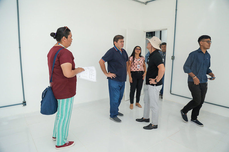 Prefeito David Almeida visita Cras e Creas que estão sendo reformados na zona Leste