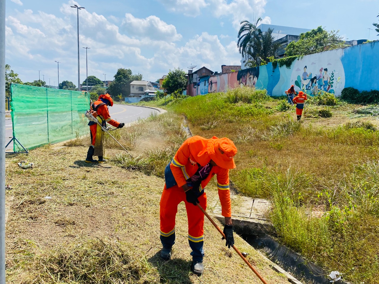 Prefeitura de Manaus realiza limpeza na orla do Bariri