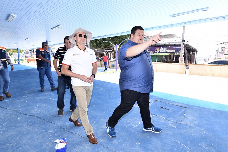 Prefeito David Almeida fiscaliza obras de reforma da praça da Glória e anuncia ações de infraestrutura no bairro