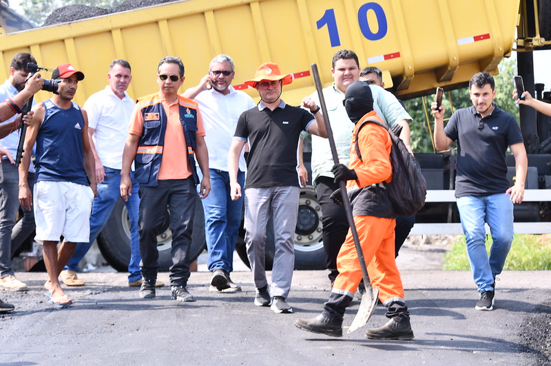 Prefeito David Almeida fiscaliza avanço do programa ‘Asfalta Manaus’ em diferentes zonas da cidade