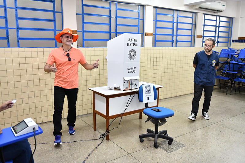 Prefeito David Almeida vota em escola na zona Sul e destaca normalidade nas eleições